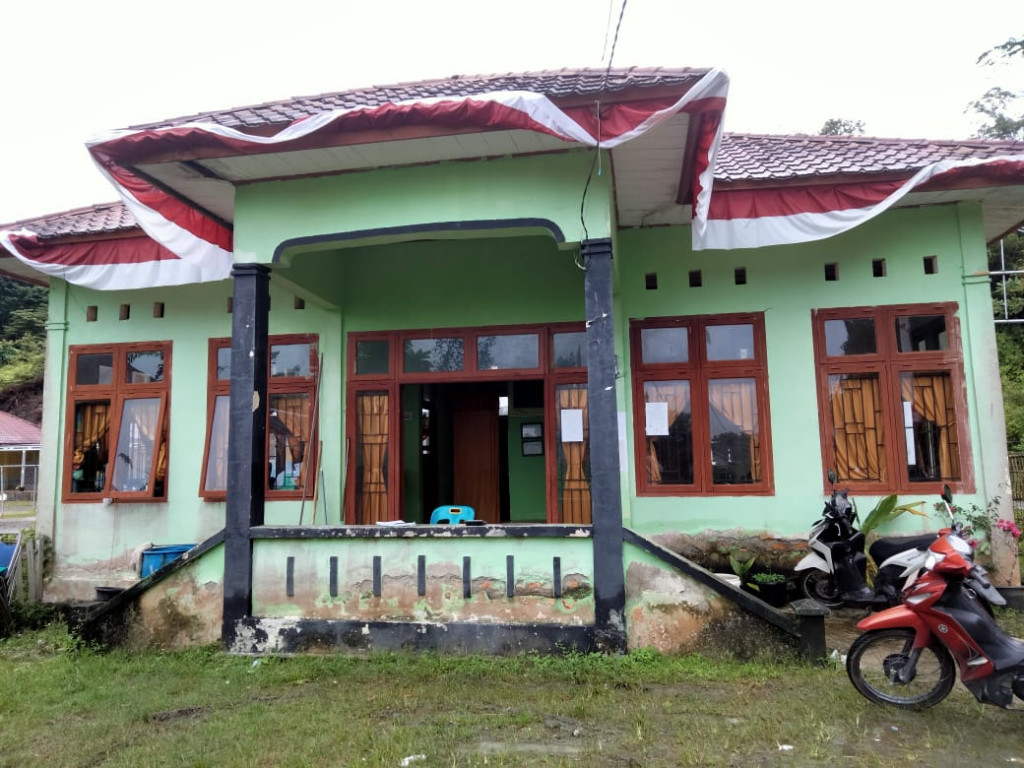 Gedung Kantor Desa Suka Jaya yang terletak di Dusun tauhao bersebelahan denga SMAN 3 Simeulue Timur