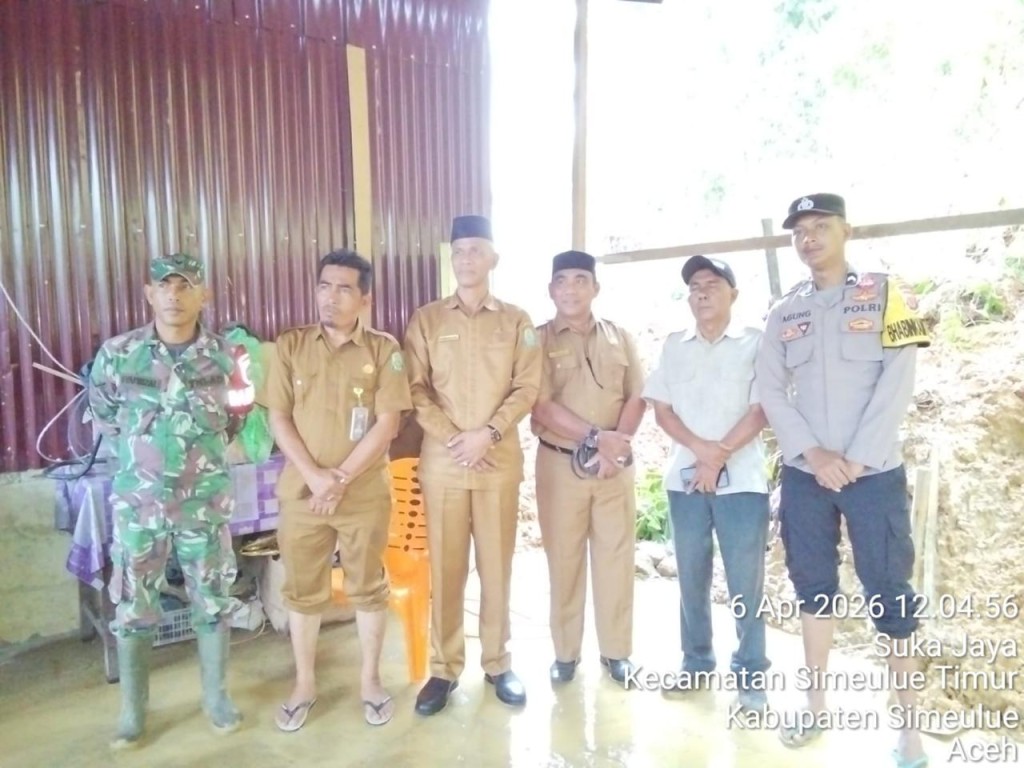 Giat Sosial dalam membantu masyarakat yang terkena musiba banjir dan lonsor bersama bapak Sekda dll