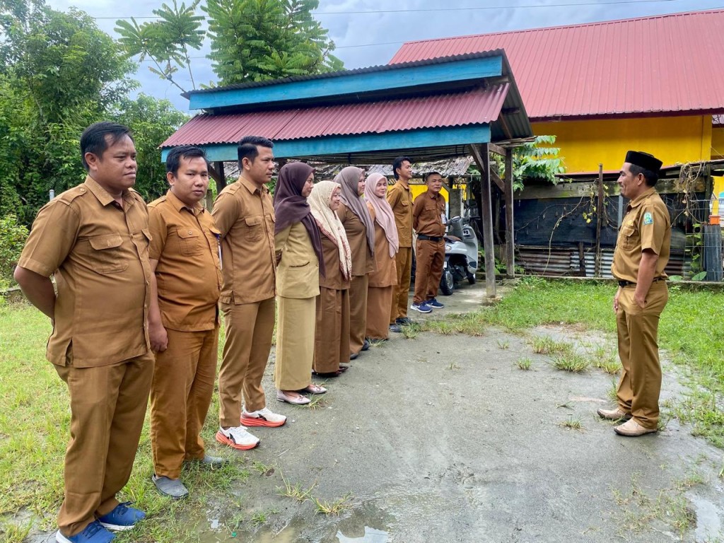 Giat Apel Pagi Setiap Hari Senin di Halaman Kantor desa Suka Jaya